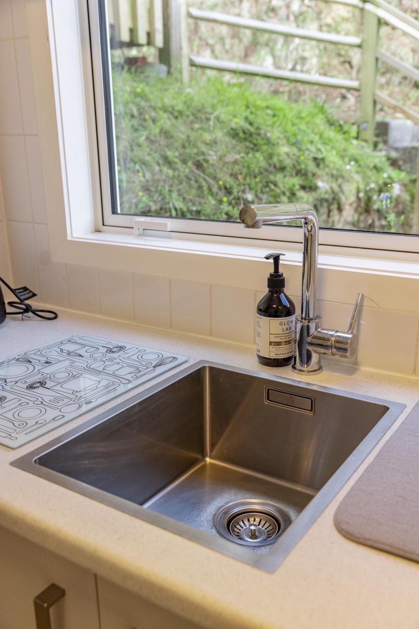 Back Garden Flat With Free On Street Parking And Fiber Wifi - 15 Mins To Ferry, Stadium, Cbd 惠灵顿 外观 照片